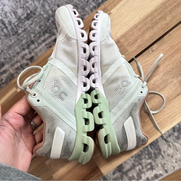 On Running Cloudflow V2 in Aloe White Running Shoes Size US Women 6.5 - Picture 9 of 13